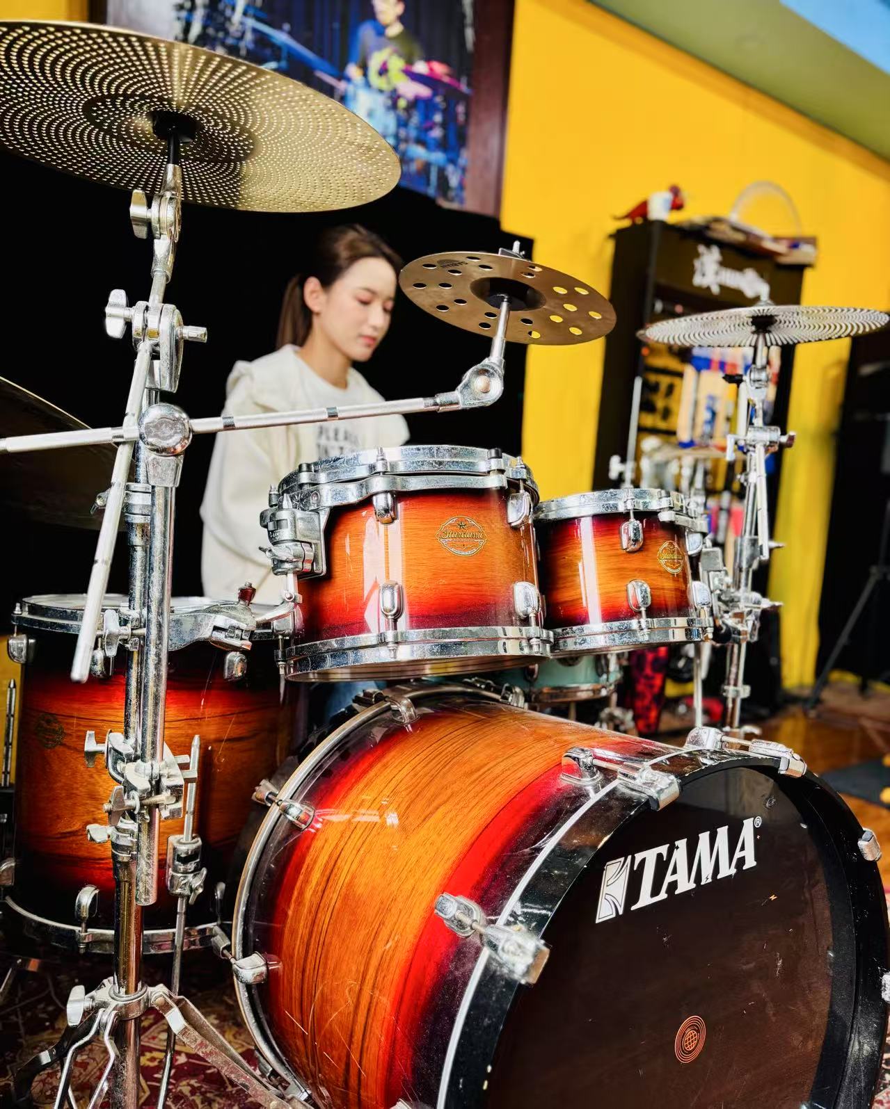 義烏甲譜琴行 女學(xué)生架子鼓培訓(xùn)圖片 