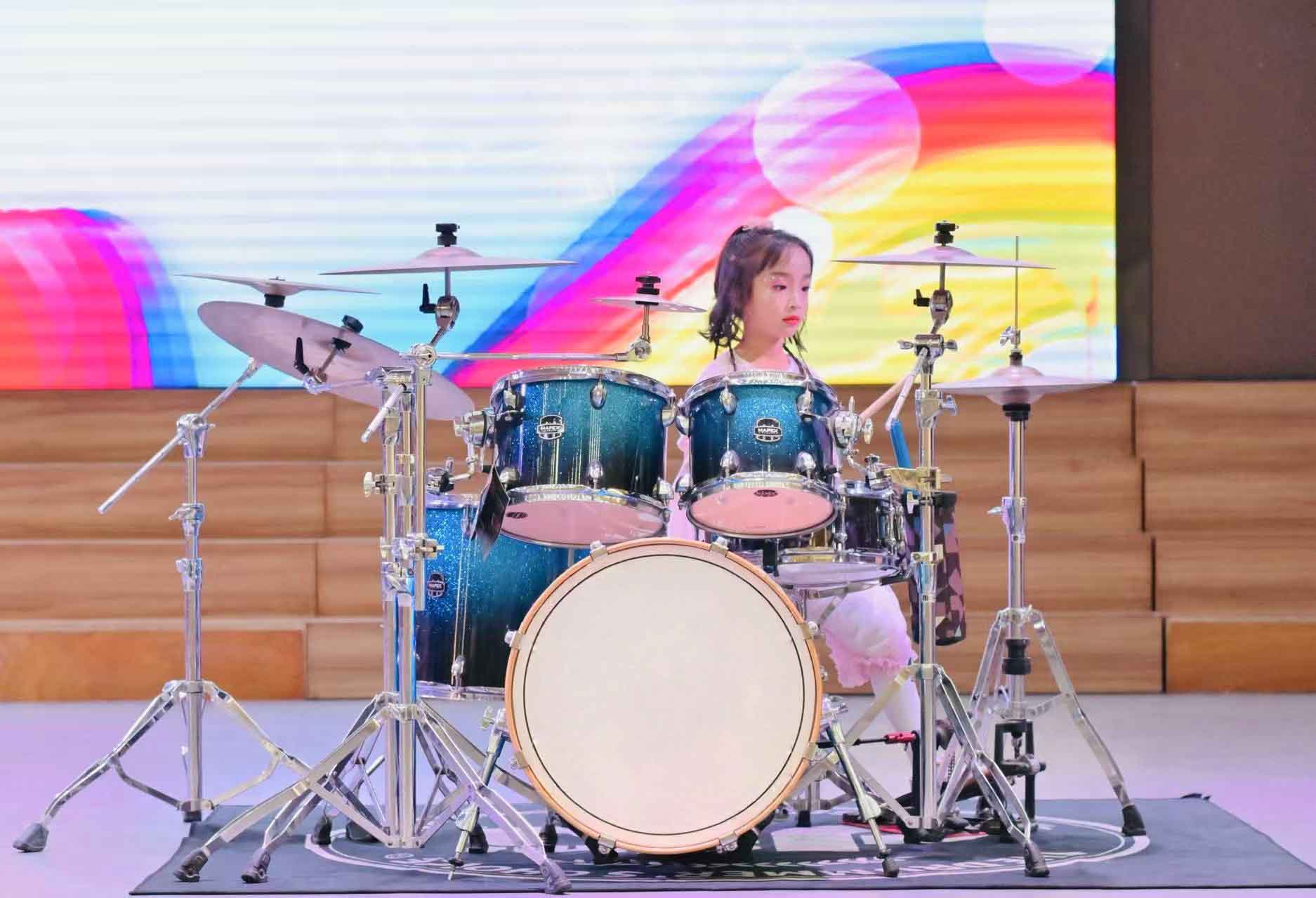 學(xué)生參加校園架子鼓的匯演