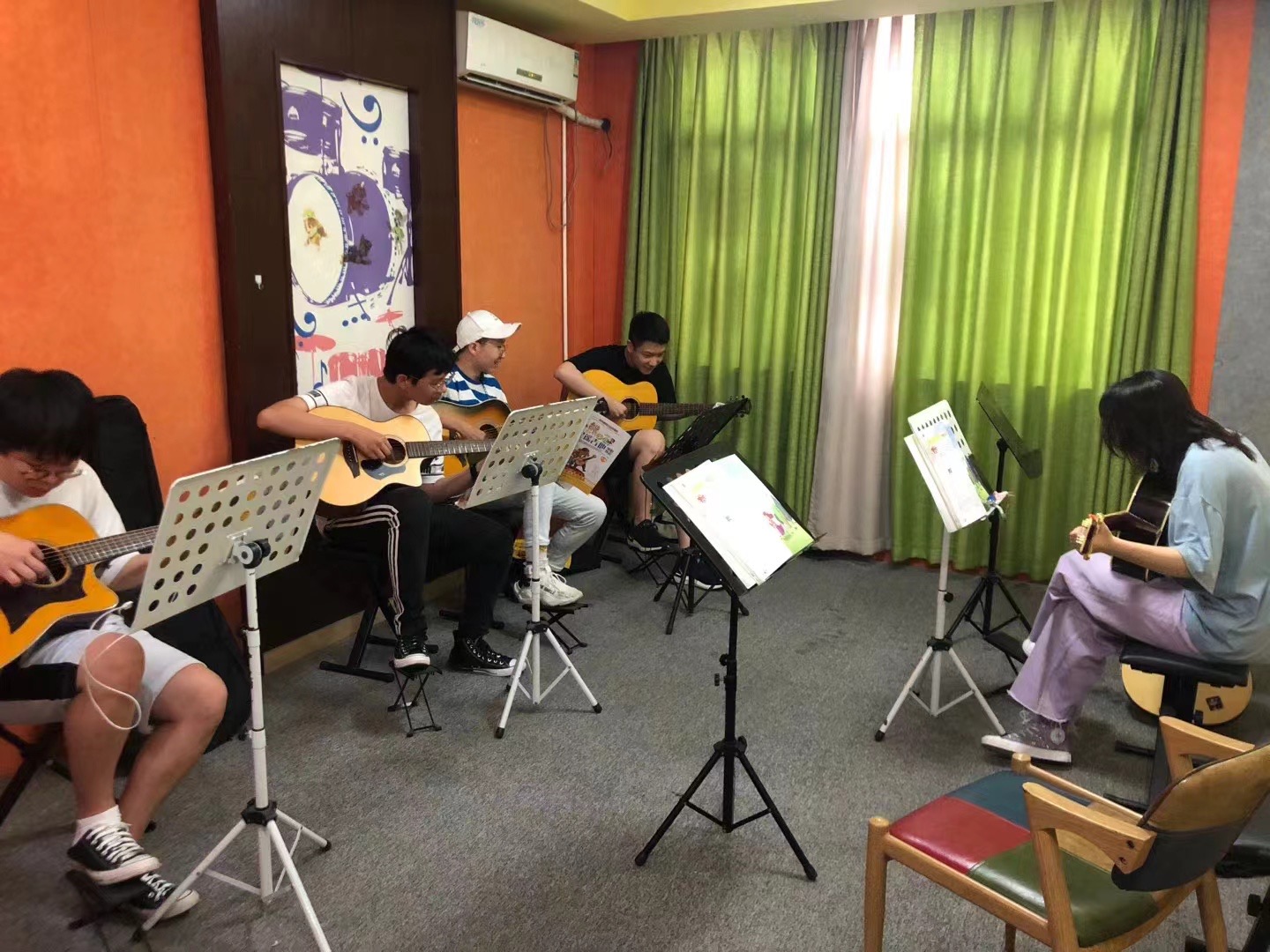 吉他培訓(xùn)小班環(huán)境，甲譜琴行