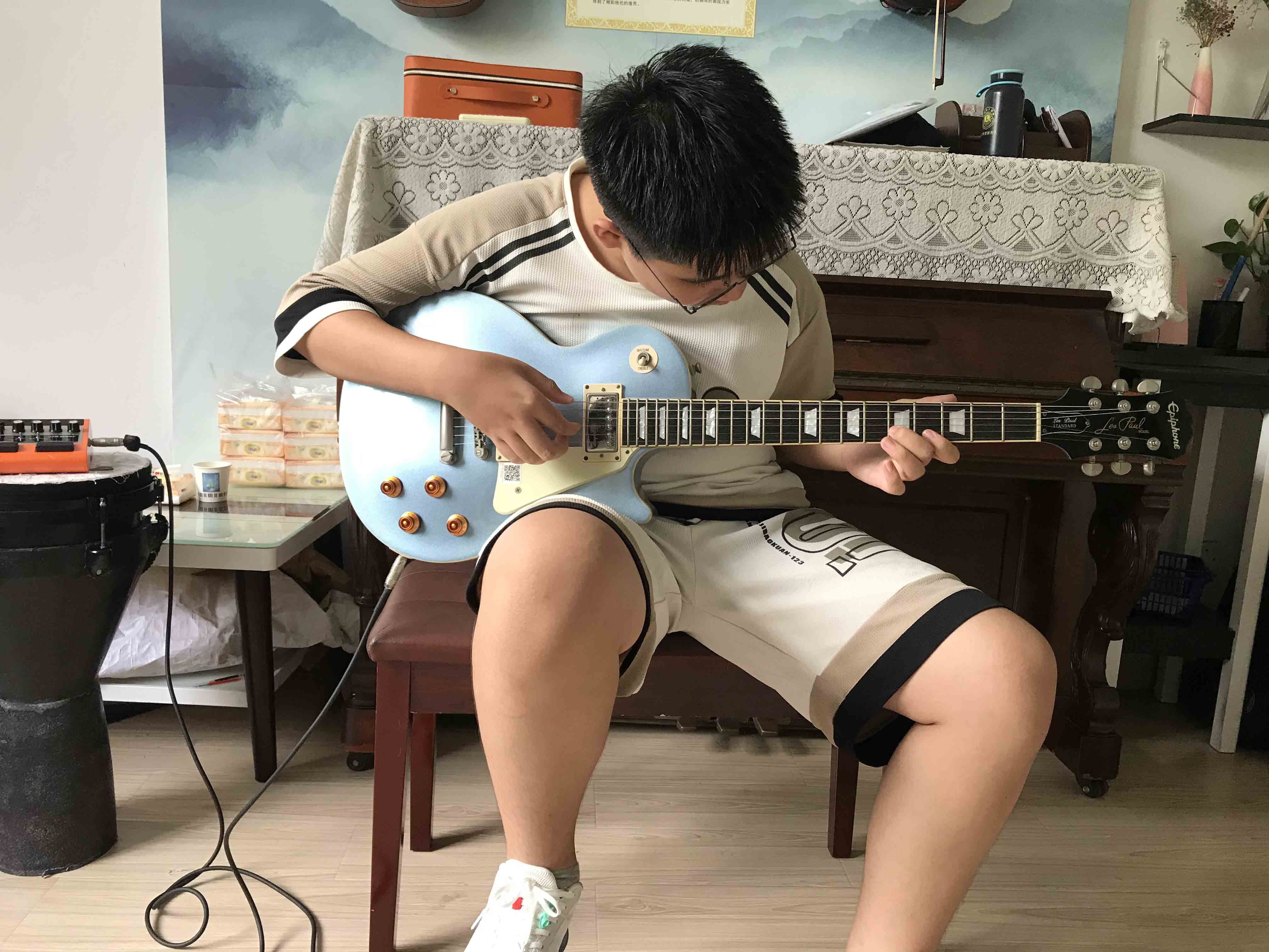 吉他培訓(xùn)老師糾正錯(cuò)誤音