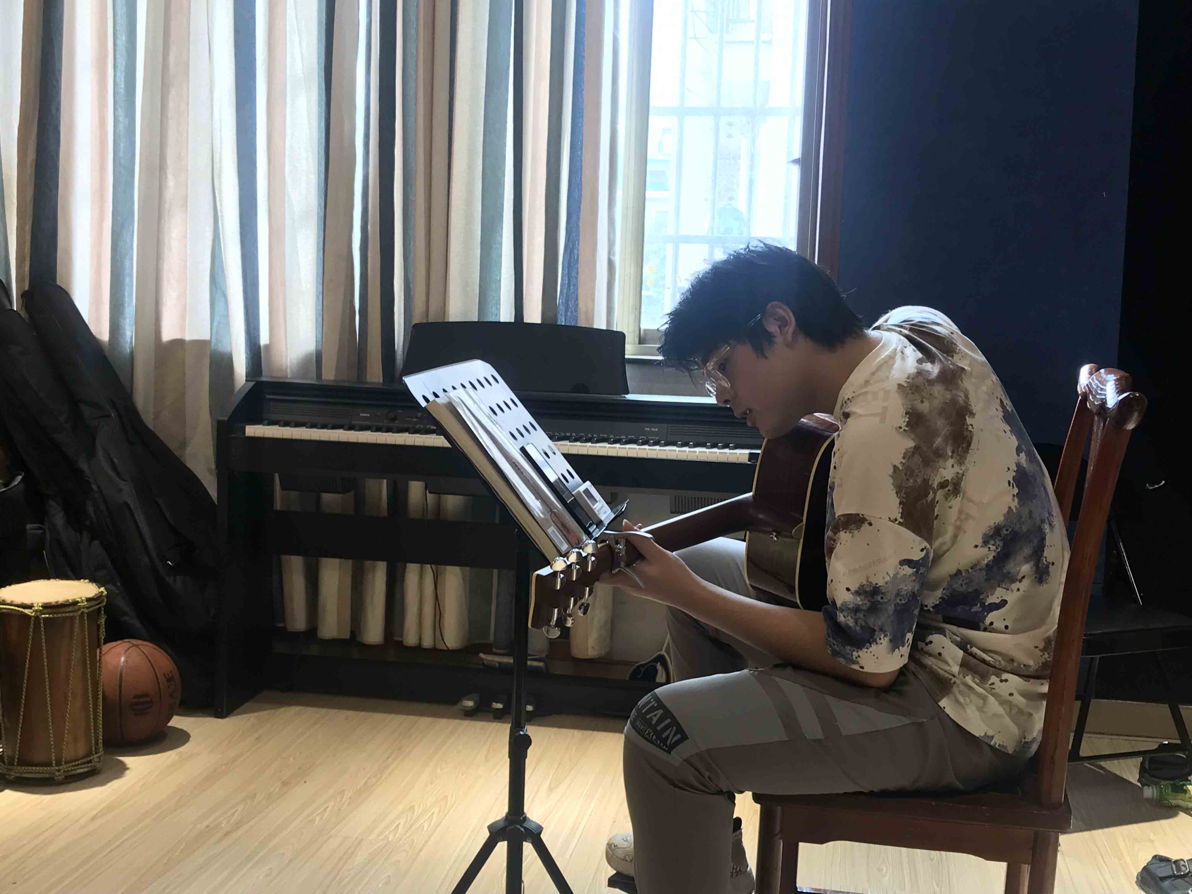 課后練習(xí)室里的成長(zhǎng)光芒:甲譜琴行